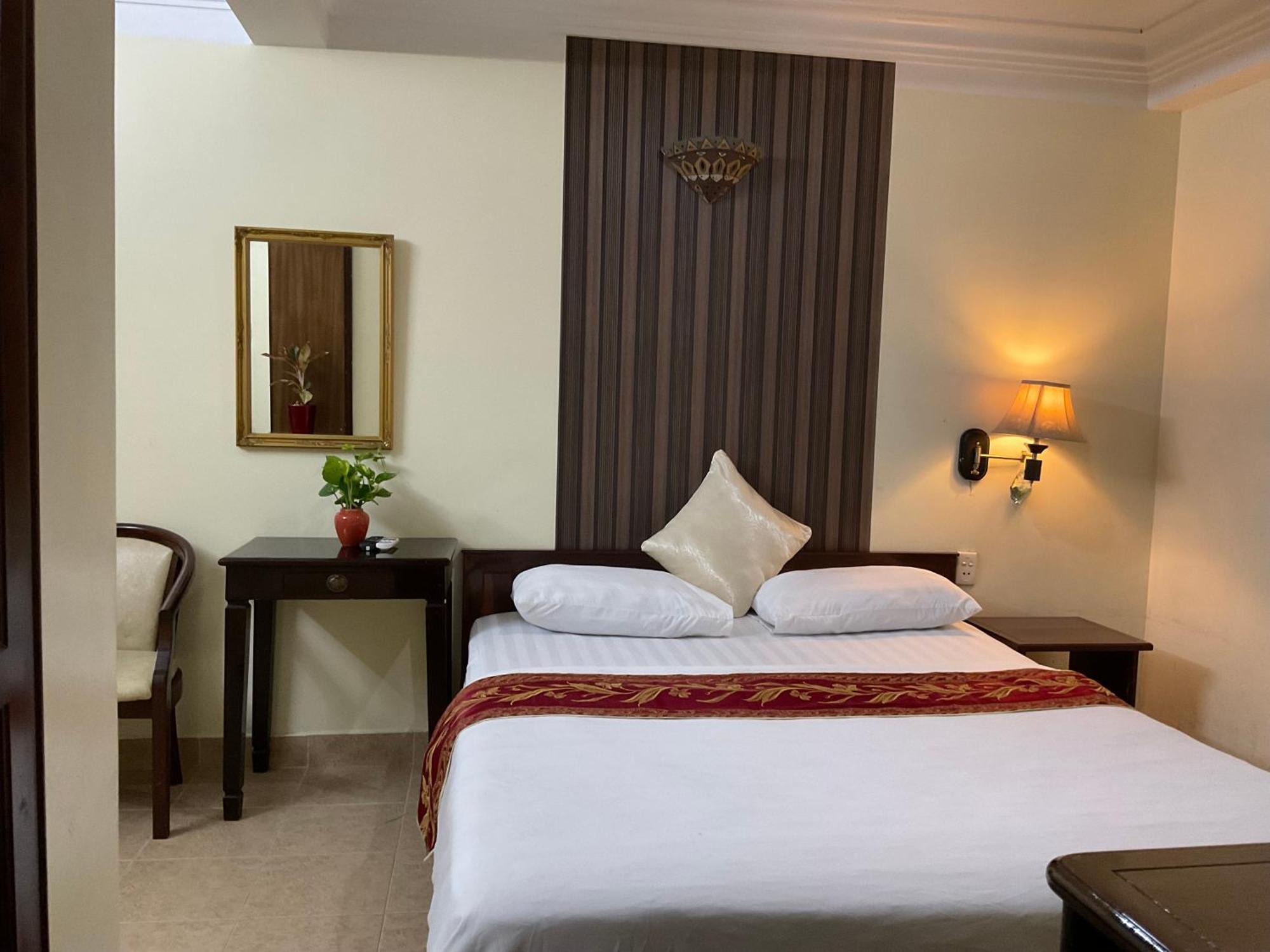 Khach San Minh Chau - Hoa Hung Hotel Ho Chi Minh City Exterior photo