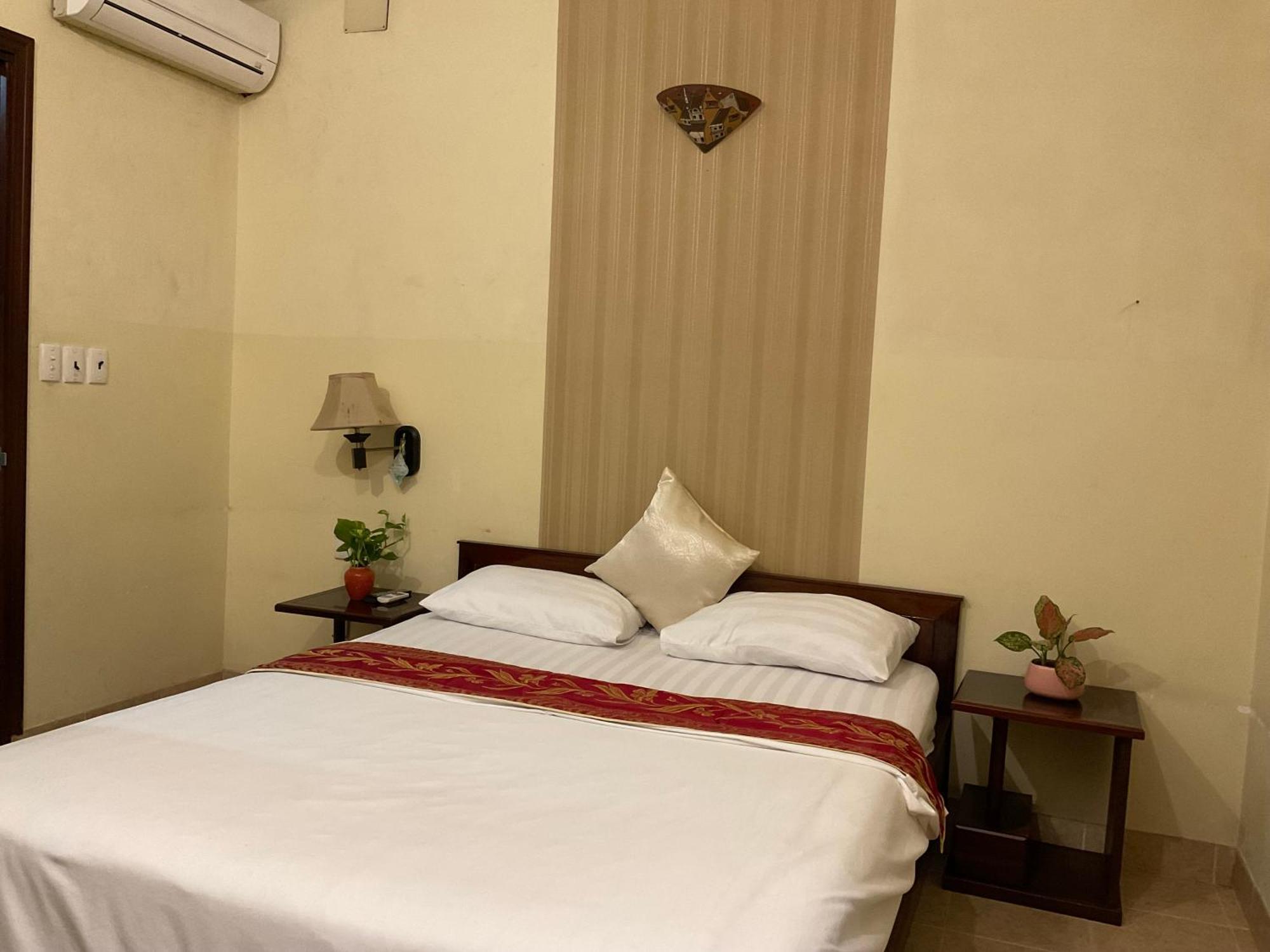 Khach San Minh Chau - Hoa Hung Hotel Ho Chi Minh City Exterior photo